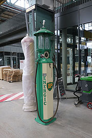 historische Tankstellen Deko bei "Alte Tanke" @ Motorworld München  (©Foto: Martin Schmitz)