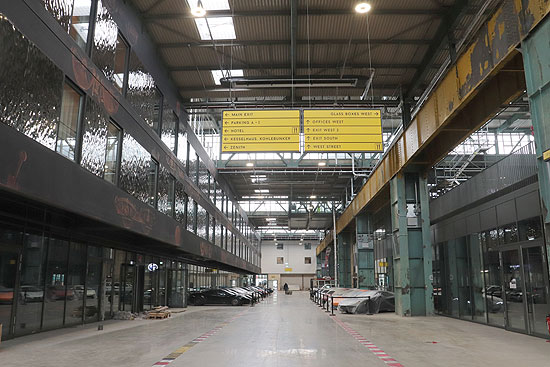 Die Beschilderung ist bereits in den hohen Hallen der Lokhalle platziert (©Foto: Martin Schmitz)