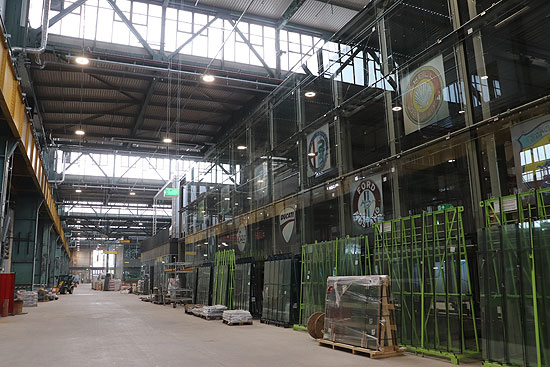 Die Verglasung der 112 Glasboxen für die Autogaragen muß noch angebracht werden (©Foto: Martin Schmitz)