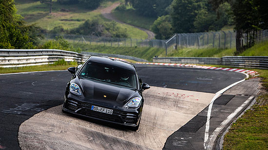 Neuer Panamera erzielt Bestzeit auf der N&uuml;rburgring-Nordschleife - Rekord f&uuml;r Porsche-Viert&uuml;rer in der Kategorie &bdquo;Oberklasse&ldquo; (&copy;Foto: Porsche AG)