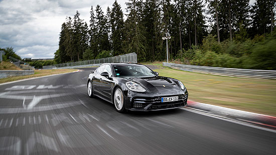 Neuer Panamera erzielt Bestzeit auf der N&uuml;rburgring-Nordschleife - Rekord f&uuml;r Porsche-Viert&uuml;rer in der Kategorie &bdquo;Oberklasse&ldquo; (&copy;Foto: Porsche AG)