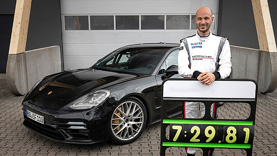 Test- und Entwicklungsfahrer Lars Kern (32) absolvierte mit dem neuen Porsche Panamera auf der N&uuml;rburgring-Nordschleife eine volle Runde &uuml;ber 20,832 Kilometer in 7:29,81 Minuten (&copy;Foto: Porsche AG)