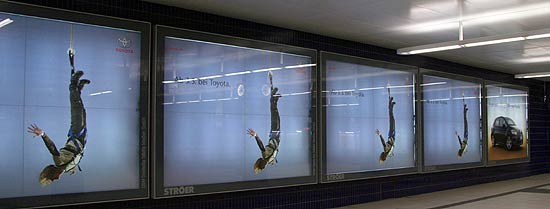 Toyota Auris Werbung, z.B. im S-Bahn Geschoß Marienplatz München (Foto. MartiN Schmitz)