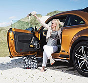 Tamara Gräfin von Nayhauss  unterwegs auf Sylt mit dem VW Beetle "Dune"