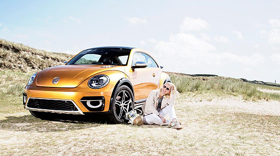 Tamara Gräfin von Nayhauss  unterwegs auf Sylt mit dem VW Beetle "Dune"