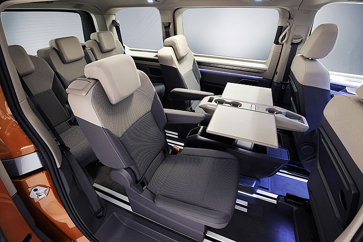Einzelsitze auch in der hinteren Reihe und der neue Multifunktionstisch im VW Multivan T7 (©Foto: Volkswagen Nutzfahrzeuge)