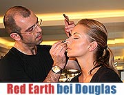 Kylie Minogue benutzt es: die Kult Make-Up Marke red earth gibt es jetzt bei Douglas (Foto: Martin Schmitz)