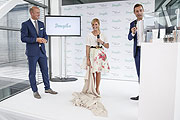 Olaf Schepers, Geschäftsführung Einkauf Parfümerie Douglas Deutschland GmbH, Helene Fischer und Kai Pflaume bei der Helene Fischer Duft-Präsentation von 'That's Me' am 30.07.2014 in München (©Foto: Martin Schmitz)