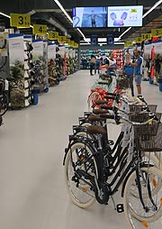 Fahrräder im Decathlon Flagship Store MONA München Moosach (©Foto: Martin Schmitz)