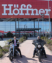 Höffner-Hausleiter Roger Tosetto (links) und House of Flames-Geschäftsführer Walter Maygatt beim „Probesitzen“ (©Foto: Höffner)