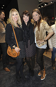 Naomi Matsutani mit Nela Lee (Nela Panghy- Lee) und Simone Ballack (Foto: BrauerPhotos fuer Ingolstadt Village)