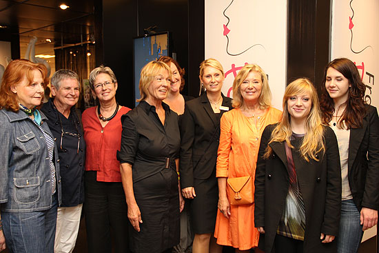 die 8 Künstlerinnen mit Jutta Speidel (in orange) und Kaufhof Galeria München Marienplatz Geschäftsführerin Ann-Christina Eylmann (links von Jutta Speidel) (©Foto. Martin Schmitz)