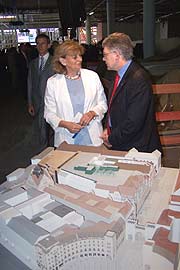 Dr. Helmut Merkel, Vorstandsvorsitzender der Karstadt Warenhaus AG und Charlotte Knobloch, Präsidentin der Israelitischen Kultusgemeinde München und Oberbayern begutachten das Planungsmodell (Foto: Martin Schmitz)