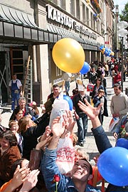 Umkäpft: Ballons mit Gewinnspiel.. (Foto: Martin Schmitz)