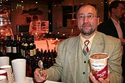 Eiscrem probieren bei  Häagen Dazz (Foto: Martin Schmitz)