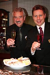 Oberpollinger Geschäftsführer Alfred Ament und Thomas Mader kontnen auf einen gelungenen Gourmetabend anstossen (Foto: Martin Schmitz)