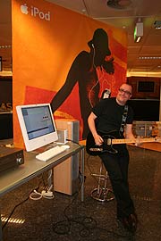 Gitarre spielen mit iMac und der integrierten Software GaarageBand (Foto: Martin Schmitz)