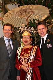 präsentierten "Die Stadt wird exotisch": Karstadt Warenhaus GmbH Vorstand Peter Wolf (li.) und Thomas Mader, GF Karstadt Oberpollinger München (re.) (Foto: Martin Schmitz)