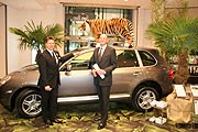 erst seit 24.2. beim Händler: Porsche Cayenne (vom Porsche Zenrum München Süd) mit Plüschtiger auf dem Dach (Foto. MartiN Schmitz)