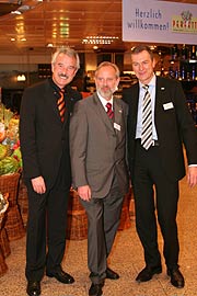 Karstadt Oberpollinger Dom Geschäftsführer Alfred Ament, Marktleiter Ingo Pieper und Karstadt Feinkost GmbH Geschäftsführer Karl-Heinz Dauzenberger eröffnen am 8.3.2007 das neue Perfetto (Foto: Martin Schmitz)