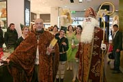 Weihnachtsparaden m&auml;rchenhafter Wesen im Oberpollinger mit M&auml;rchenerz&auml;hler, St. Nikolaus, Wichtel, Engel und v.a.m. (Foto: Martin Schmitz)