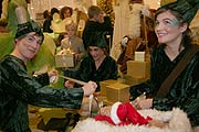 Wichtel helfen dem Weihnachtsmann beim verpacken (Foto: Martin Schmitz)