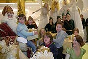 St. Nikolaus nimmt Kinderw&uuml;nsche entgegen (Foto: Martin Schmitz)