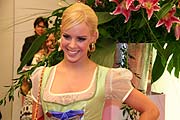 "ich bin ein Star – Holt mich hier raus!": Tänzerin Isabel Edvardsson im  Trentini Coutrure Dirndl (Foto: Martin Schmitz)