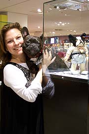 Oberpollinger-Besucherin Tove mit ihrer französischer Bulldoge Paula vor Vitrine des Steiff-Tier Pupp Bully, eine französische Bulldoge (Foto. Marikka-Laila Maisel)