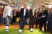 Nationalspieler Bastian Schweinsteiger, FIFA WM-Botschafter Karl-Heinz Rummenigge und Dr. Gert Hügler, Direktor Karstadt Warenhaus AG (Foto: Martin Schmitz)
