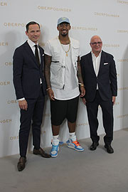 Oberpollinger Gschäftsführer Alexander Repp (l-r), , Jerome Boateng und André Maeder, Geschäftsführer der KaDeWe Group. (©Foto: Marikka-Laila Maisel)