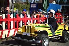 Kiddicar-Auto, die Eltern schauen zu (Foto: Martin Schmitz 2003)