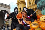 Einhundertdreizehn Halloween-Kürbisse für München. Moderatorin Jana Ina Zarrella und der Sender 13TH STREET sorgen für die passende Stimmung zum Gruselfest.  (Foto: Ingrid Grossmann)