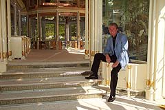 Erich Obermaier läßt letztmals Besucher in das Anwesen, bevor es abgerissen wird (Foto: Martin Schmitz)
