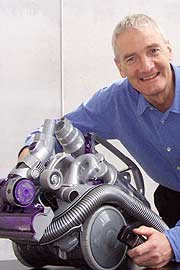 Erfinder James Dyson mit seinem Staubsauger DC 11 Teleskop - der jetzt Aufnahme in die Pinkothek der Moderne fand (Foto: Marikka-Laila Maisel)