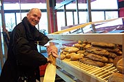 ganz-muenchen's Martin Schmitz beim Broteinkauf (Foto: Martin Schmitz)