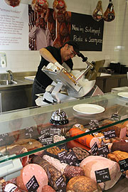 große Wurst- und Käsetheke (©Foto. Marikka-Laila Maisel)