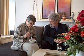 Stadtbaurätin Thalgott im Gespräch mit Jörg Schäufele - Bayer. Hausbau - in der Musterwohnung  (Foto: Martin Schmitz)