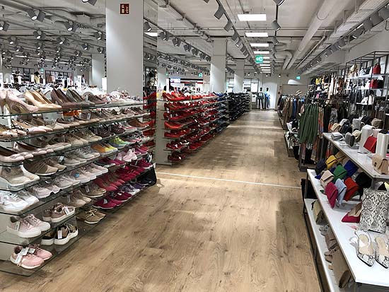 Schuh Mücke eröffnete am 27.02.2020 mit einer riesigen Auswahl von über 50.000 Paar Schuhen (©Foto: Martin Schmitz)(