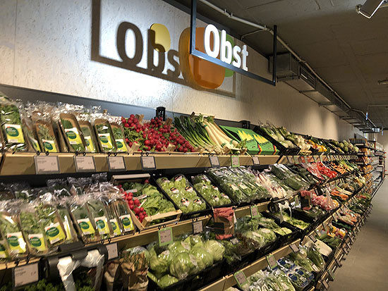 umfangreich ist im tegut... das Angebot an frischen Lebensmitteln, wie Obst und Gemüse (©Foto: Martin Schmitz)