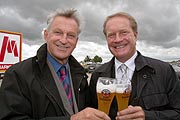 Erdings Bürgermeister Karl-Heinz Bauernfeind und Robert Hübner (Hübner Unternehmensgruppe) stoßen mit einem Erdinger auf das Gelingen des Bauvorhabens an (Foto: Martin Schmitz)