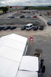 Blick von der Hebebühne auf den entstehenden Gewerbepark (Foto: Martin Schmitz(