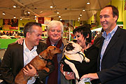 Fressnapf Gründer Torsten Toeller mit Hausmeister Krause Hunde Bodo, Gourmet Papst Gerd Käfer, Uschi Ackermann mit Mops Sir Henry, Fressnapf München Chef Günther Arndt (v.l.n.r.) (Foto: MartiN Schmitz)