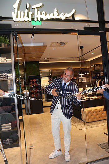 Luis Trenker Gründer/Designer/CEO Michi Klemerabei der Eröffnung des ersten eigenen Stores in München am 26.08.2021 (©Foto: Martin Schmitz)