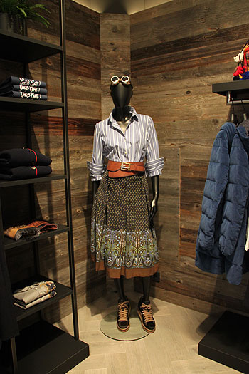 Damen  Mode gibte es auch im neuen Luis Trenker Store in den Fünf Höfen (©Foto: Marikka-Laila Maisel)