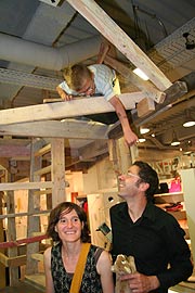 Folke Köbberling und Martin Kaltwasser in ihrer temporären Rauminstallation "Rohbau - Resource Stadt" (Foto: MartiN Schmitz)