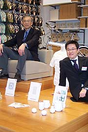 Masanobu Furata, Präsident MUJI Übersee und Akikiro Kamogari, Manager MUJI Deutschland mit Deusgn prämierten Produkten (Foto: Marikka-Laila Maisel)