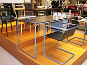 passend dazu gibt es auch einen Tisch (©Foto: Marikka-Laila Maisel)