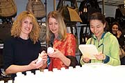 die BENED Designer Taschenqueens Nicole Prinzessin von Anhalt und Belén Prinzessin von Anhalt mit der Shanghai Express Mode Designerin lieben die kleinen Accessoires (Foto: Martin Schmitz)