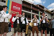 Begrüßung der mira Richtfest-Gäste durch die Unterbiberger Hofmusik (Foto: Martin Schmitz)